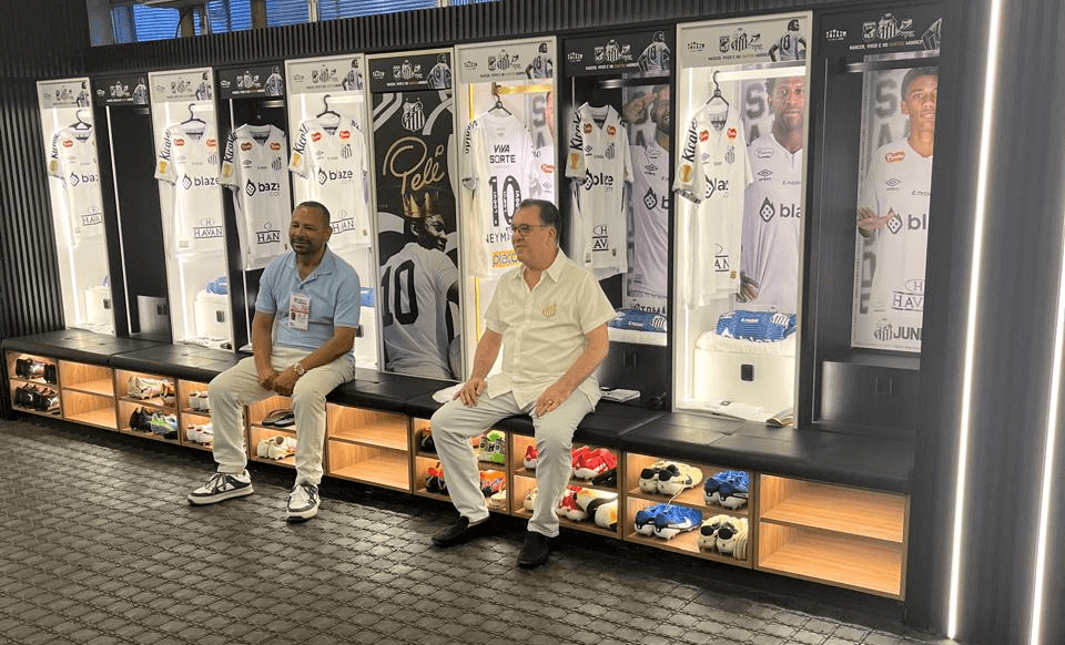 Reforma-Vestiario Neymar e Marcelo Teixeira no vestiário da Vila Belmiro. Foto: Bruno Vaz e Raul Baretta/Santos FC